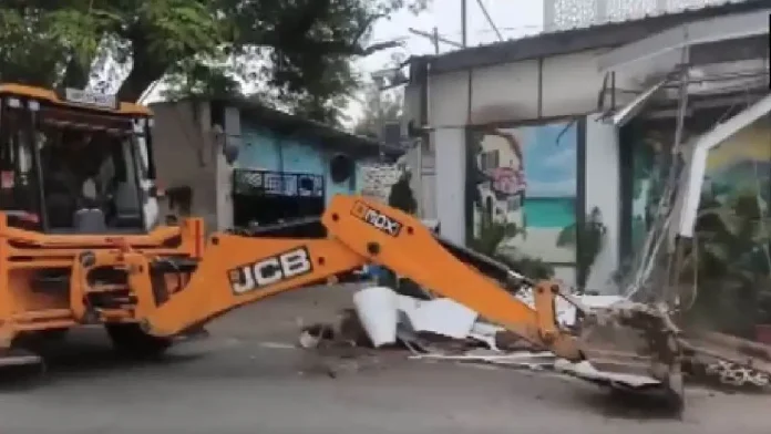 Alpha Garden Demolition, Delhi DDA Action, Delhi Bulldozer Action, Prasad Nagar Delhi, DDA Land